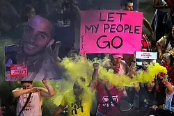 Angeh&ouml;rige der Geiseln fordern deren Freilassung. - &copy; Ariel Schalit/AP/dpa