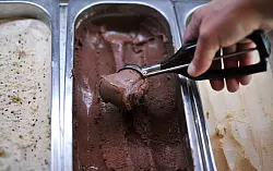 Schokolade ist die beliebteste Eissorte in Deutschland. - © Ole Spata/dpa