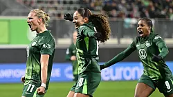 Alexandra Popp (l) jubelt nach ihrem Tor zum 1:0 f&uuml;r den VfL Wolfsburg. - &copy; Swen Pf&ouml;rtner/dpa