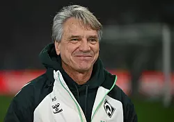 Hatte vor dem Spiel noch Grund zum Lachen: Werder-Trainer Horst Steffen. - © Carmen Jaspersen/dpa