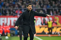 Bayer-Trainer Xabi Alonso wies dem Leverkusener Team den Weg zum Bundesliga-Auswärtsrekord. - © Gregor Fischer/dpa