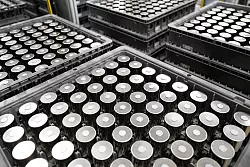 Der US-Elektroautobauer Tesla will den Weg f&uuml;r eine komplette Batteriefertigung im deutschen Werk in Gr&uuml;nheide ebnen. (Archivbild) - &copy; Sebastian Gollnow/dpa