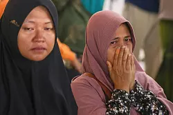 Angehörige bangten um die vielen Vermissten. - © Andur/AP/dpa