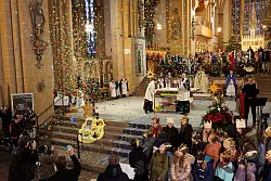 Im Dom von Paderborn fiel bei der Aktion Dreikönigssingen Konfetti in der Form von Sternen auf die Sternsinger nieder. - © Friso Gentsch/dpa