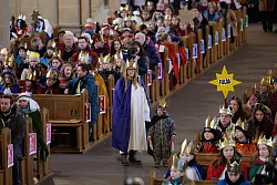 Sternsingerin Jessica Höhl (M) aus Höxter steht im Hohen Dom zu Paderborn beim Start der bundesweiten Aktion Dreikönigssingen 2025. Fast 1.500 Jungen und Mädchen nahmen daran teil - viele im Gewand von Sternsingern. - © Friso Gentsch/dpa