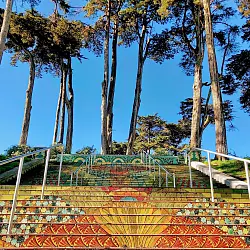 Wer sich dem Lincoln Park von östlicher Seite nähert, bekommt diese wunderschöne Treppe zu sehen. - © Alexandra Kenin/Urban Hiker SF/dpa-tmn
