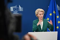Von der Leyen machte deutlich, dass die EU neben ihren Bemühungen um Verhandlungen mit den USA weiterhin mögliche Gegenmaßnahmen vorbereitet. - © Anna Ross/dpa