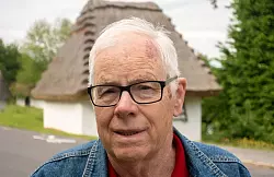 Johannes Krammer ist Uhudler-Experte in Heiligenbrunn, also ein besonderer Weinkenner. - © Andreas Drouve/dpa-tmn