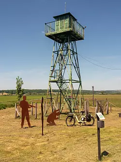 In Bildein streift die Route den «Grenzerfahrungsweg». Ein Grenzwachturm erinnert an die Zeiten des Eisernen Vorhangs. - © Andreas Drouve/dpa-tmn
