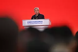 Nvidia-CEO lobte Chinas KI-Entwicklung. - © Johannes Neudecker/dpa