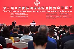 Bei der Lieferketten-Messe stellen auch Unternehmen aus Deutschland ihre Waren aus. - © Johannes Neudecker/dpa