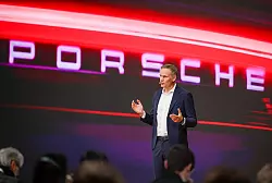 Unter seiner Führung investiert Porsche wieder in die Entwicklung von Verbrenner-Fahrzeugen: Chef Oliver Blume. (Archivbild) - © Jan Woitas/dpa