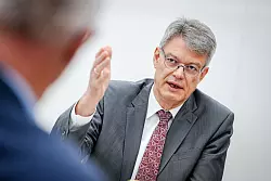 Verkehrsminister Schnieder kündigt einen Runden Tisch an. - © Kay Nietfeld/dpa