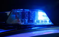 Ein Blaulicht leuchtet auf einem Einsatzfahrzeuge der Polizei. (Symbolbild) - &copy; Julian Stratenschulte/dpa