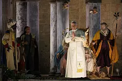 Papst Leo XIV. h&auml;lt f&uuml;r einen Moment des Gebets vor der Weihnachtskrippe auf dem Petersplatz im Vatikan inne. - &copy; Andrew Medichini/AP/dpa