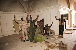 Soldaten der sudanesischen Armee nach der Übernahme des Präsidentenpalasts in Khartum - © Uncredited/AP/dpa