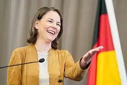 Bundesaußenministerin Annalena Baerbock (Bündnis 90/Die Grünen) will es der AfD nicht leicht machen. - © Uwe Anspach/dpa