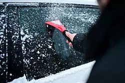 Gefrierender Regen, Glatteis und Neuschnee: Besonders im Westen und S&uuml;den kann das Autofahren abends zum Risiko werden. - &copy; Sebastian Gollnow/dpa