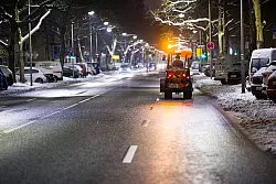 Nach einer kurzen Wetterberuhigung bringt ein Sturmtief neue Niederschl&auml;ge. Die R&auml;umdienste haben alle H&auml;nde voll zu tun. - &copy; Moritz Frankenberg/dpa