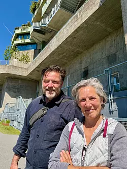 Auf dem Bergpfad des Flakbunkers: Stadtführer Tomas Kaiser mit Miriam Wiese vom Verein Hilldegarden. - © Wolfgang Stelljes/dpa-tmn