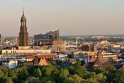 Blick vom neuen Wahrzeichen aus zu den anderen Wahrzeichen Hamburgs: Michel und Elbphilharmonie vom Flakbunker aus gesehen. - © Wolfgang Stelljes/dpa-tmn