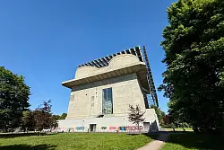 Beliefert bei Bedarf alle angeschlossenen Haushalte in Wilhelmsburg mit Wärme: der Energiebunker Hamburg-Wilhelmsburg. - © Wolfgang Stelljes/dpa-tmn