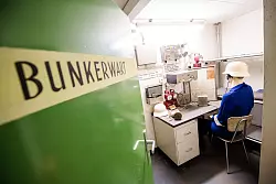 Heute eine Puppe, zu Zeiten des Kalten Krieges aber hätte am Schreibtisch im «Tiefbunker Steintorwall» ein Bunkerwart gesessen. - © Daniel Bockwoldt/dpa/dpa-tmn