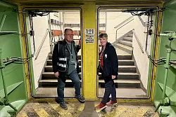 Michael und Sonja Richter zeigen Besuchern den «Tiefbunker Steintorwall»: «Mit Flipflops und High Heels kommt man nicht runter.» - © Wolfgang Stelljes/dpa-tmn
