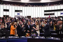 Glückwünsche für die wiedergewählte Präsidentin (3.v.r). - © Philipp von Ditfurth/dpa