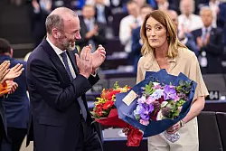 Manfred Weber (CSU) freut sich über die Wiederwahl seiner Parteifreundin. - © Philipp von Ditfurth/dpa