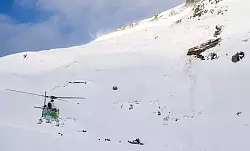 Mehrere Hubschrauber waren im Einsatz, um die Toten zu bergen und die Verletzten in Krankenh&auml;user zu fliegen. (Symbolbild) - &copy; Urs Flueeler/KEYSTONE/dpa