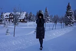 Eine Frau spaziert durch eine verschneite Landschaft in Tschechien. - &copy; Radek Petr&aacute;ek/CTK/dpa