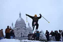 Ein Mann springt mit seinen Skiern den H&uuml;gel bei der Basilika Sacre-Coeur im franz&ouml;sischen Paris hinunter. - &copy; Aurelien Morissard/AP/dpa