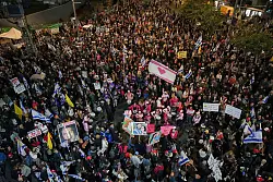 Mehr als 1.000 Menschen demonstrieren in Tel Aviv f&uuml;r einen Geisel-Deal. - &copy; Ariel Schalit/AP/dpa