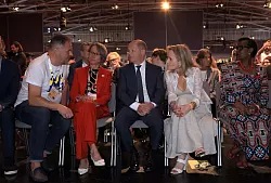 Bundeskanzler Olaf Scholz (SPD, M), sitzt bei der Er&ouml;ffnung der 25. Welt-Aids-Konferenz zwischen Birgit Poniatowski (l), Gesch&auml;ftsf&uuml;hrerin der International AIDS Society (IAS) und Sharon Lewin (r), Pr&auml;sidentin der International AIDS Society. - &copy; Karl-Josef Hildenbrand/dpa