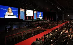 Sharon Lewin, Pr&auml;sidentin der International AIDS Society (IAS), spricht bei der Er&ouml;ffnung der 25. Welt-Aids-Konferenz. - &copy; Karl-Josef Hildenbrand/dpa