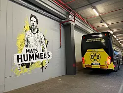 Im Sportweg in den Katakomben des Stadions hat Borussia Dortmund Mats Hummels ein Graffiti-Portr&auml;t gewidmet. - &copy; Jana Glose/dpa