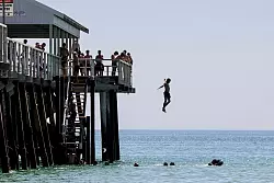 Viele k&uuml;hlten sich bei einem Bad im Meer ab. Weite Teile Australiens leiden unter extremer Hitze mit Temperaturen nahe 50 Grad. - &copy; Matt Turner/AAP/dpa
