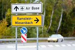 Das Bundesverfassungsgericht prüft, ob Deutschland eine Schutzpflicht für Menschen im Jemen hat, wenn die USA dort unter Nutzung der US-Air-Base Ramstein bewaffnete Drohnen einsetzt. (Archivbild) - © Uwe Anspach/dpa