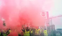 Mit Trillerpfeifen, Transparenten und Rauchfackeln k&auml;mpfen die Besch&auml;ftigten von Birtat f&uuml;r bessere L&ouml;hne. (Archivbild) - &copy; Markus Lenhardt/dpa