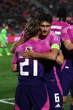 Lennart Karl (vorne) und Kapitän Tom Bischof sind Leistungsträger der U21-Nationalmannschaft. - © Artur Stabulnieks/dpa