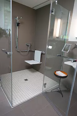 Bei Pflegegrad 1 gibt es finanzielle Unterstützung für Umbauten, etwa für eine barrierefreie Dusche. (Archivbild) - © Wolfram Kastl/dpa/dpa-tmn