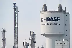 Der Chemiekonzern BASF z&auml;hlt zu den wichtigsten Arbeitgebern in Rheinland-Pfalz. Der Sparkurs des Ludwigshafener Konzerns mit Stellenabbau und der Schlie&szlig;ung von Anlagen bereitet dem Land Sorgen. (Archivbild) - &copy; Uwe Anspach/dpa