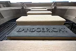 Am Landgericht Karlsruhe wird wegen des mutmaßlichen Mordes an einem 63-Jährigen verhandelt. (Archivbild) - © Uli Deck/dpa