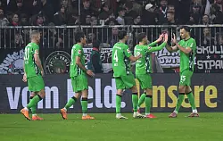 Durften nach langer Zeit wieder über einen Sieg in der Bundesliga jubeln: die Spieler von Borussia Mönchengladbach - © Daniel Bockwoldt/dpa