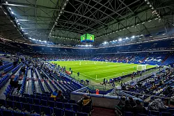 Rund 62.000 Zuschauer passen in die Veltins Arena in Gelsenkirchen. So viele junge Menschen haben im Schuljahr 2023/2024 die Schule ohne Abschluss verlassen. (Archivbild) - &copy; David Inderlied/dpa
