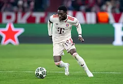Alphonso Davies setzt darauf, dass nach längerer Zeit wieder ein Sieg gegen Bayer gelingt. - © Sven Hoppe/dpa