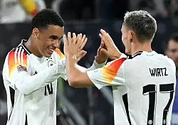Wieder im Fokus: Die DFB-Stars Jamal Musiala und Florian Wirtz (r) - © Fabian Strauch/dpa