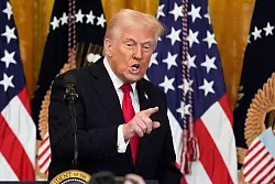 US-Präsident Trump nimmt Hegseth in Schutz. - © Mark Schiefelbein/AP/dpa