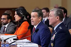 Ratcliffe geht auf Distanz zu Hegseth. - © J. Scott Applewhite/AP/dpa